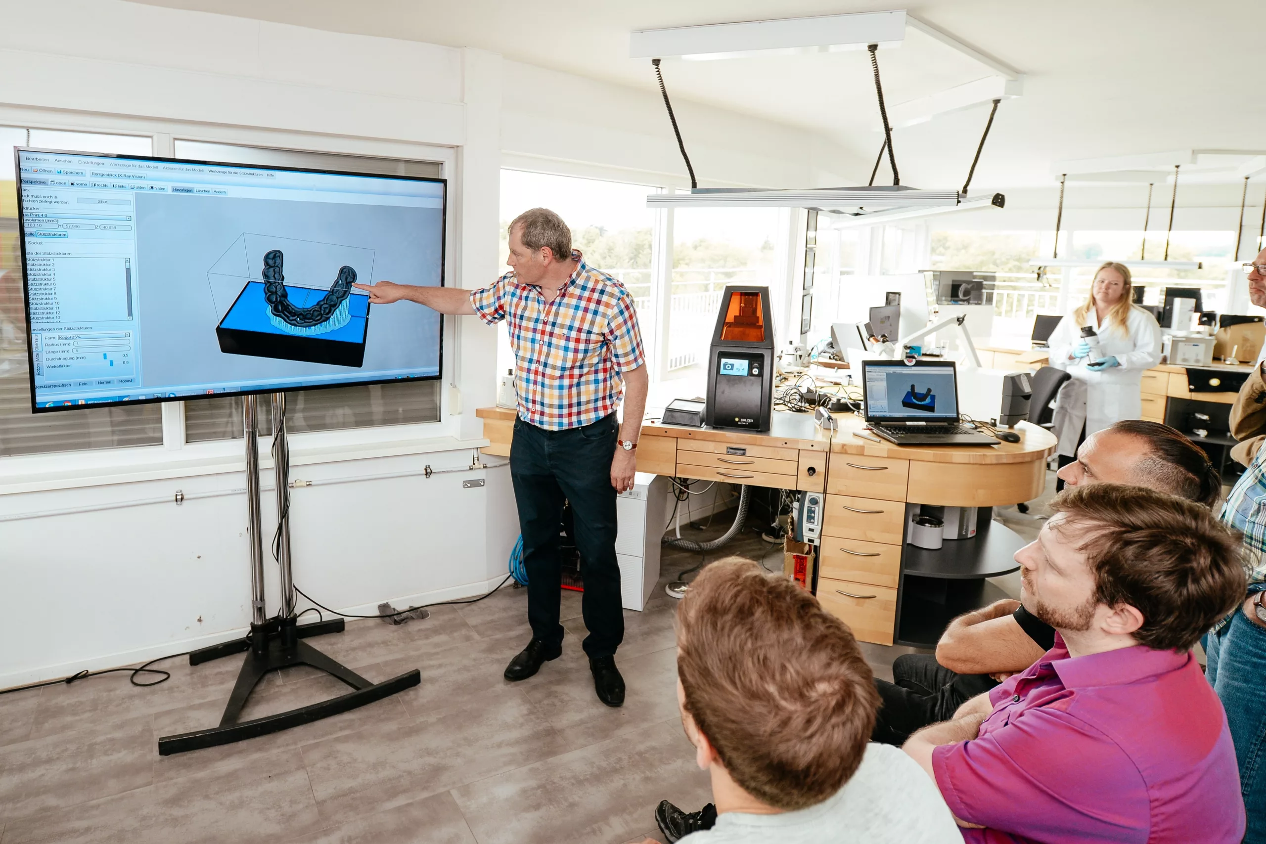 Peter Pietsch zeigt, wie eine oder auch mehrere Schienen gleichzeitig in der cara Print CAM Software korrekt platziert werden.