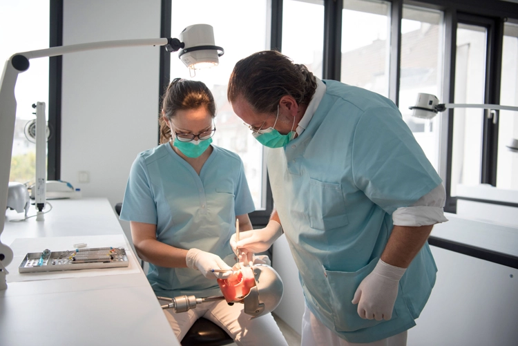 Übungen im Phantomkopfraum bereiten auf die Patientenbehandlung vor.