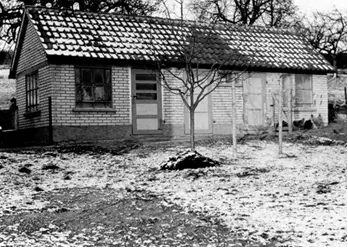 Abb. 1: 1963: vom Hühnerstall zur Reparaturwerkstatt
für zahntechnische Instrumente.