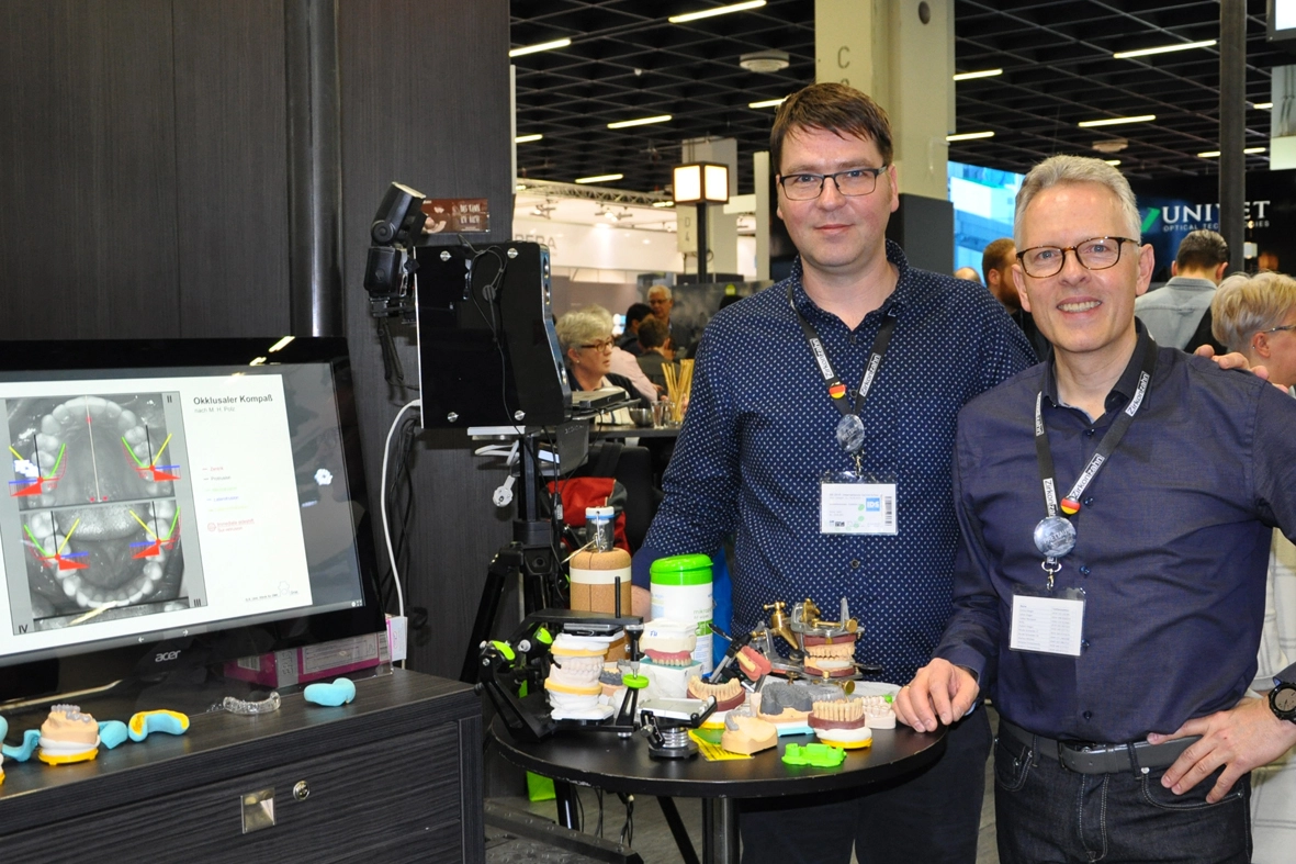 Abb. 1: ZTM Thomas Bogun (Schwerin) und ZTM Thomas Walther (Bad Lauchstädt) auf der IDS 2019 am Zirkonzahn-Messestand.