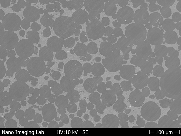 Abb. 22: Gefüge von Vita CAD-Temp (Vita). Polymethylmethacrylat-Perlpolymerisat (dunkel) ist in eine Polymethylmethacrylat-Matrix (hell) eingebettet.