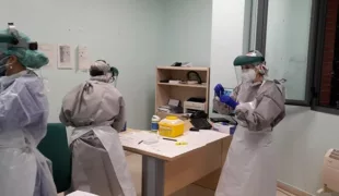 Das Forschungsteam des Aragonese Health Service und des Aragon Health Research Institute bei der Durchführung der Studie im Centro de Salud Seminario in Saragossa, Spanien.