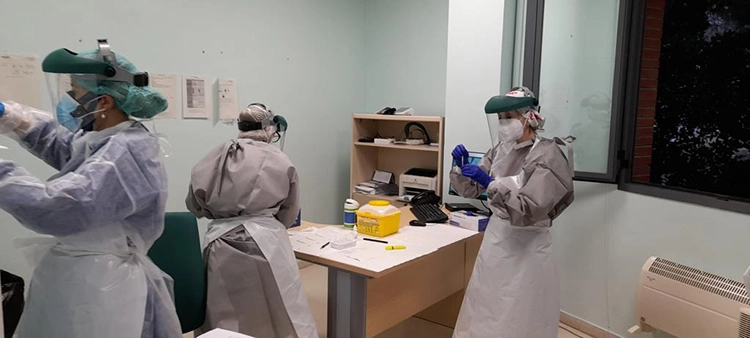 Das Forschungsteam des Aragonese Health Service und des Aragon Health Research Institute bei der Durchführung der Studie im Centro de Salud Seminario in Saragossa, Spanien.