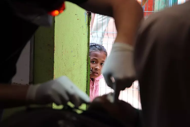 Abb. 2: Gespannt wurde die Arbeit der Zahnärzte von den wartenden Patienten verfolgt.