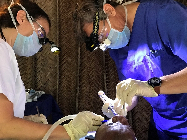 2019/2020 konnte eine solche mobile Einheit bereits auf Sansibar dem Projektteam von Daktari for Maasai helfen. In zwei Wochen wurden über 300 Fälle behandelt: „Die instrumentellen und apparativen Grundlagen, die mit Hilfe von action medeor und Sanofi