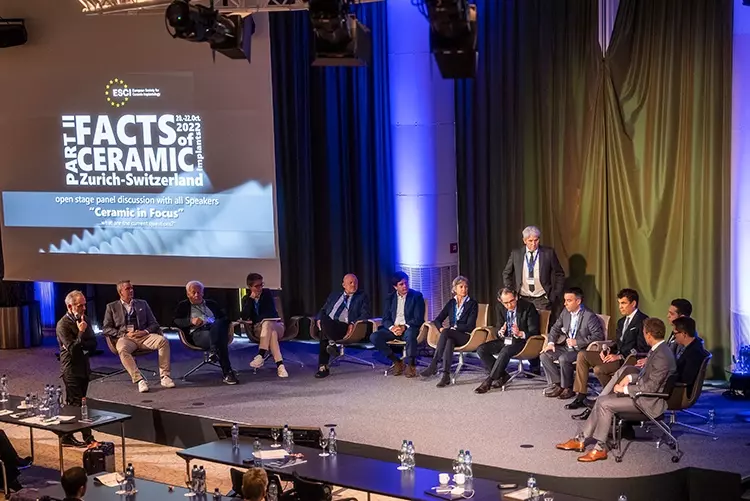 Abb. 2: Die Podiumsdiskussion aller Referenten mit ESCI-Präsident Dr. Tartsch (stehend im Hintergrund).