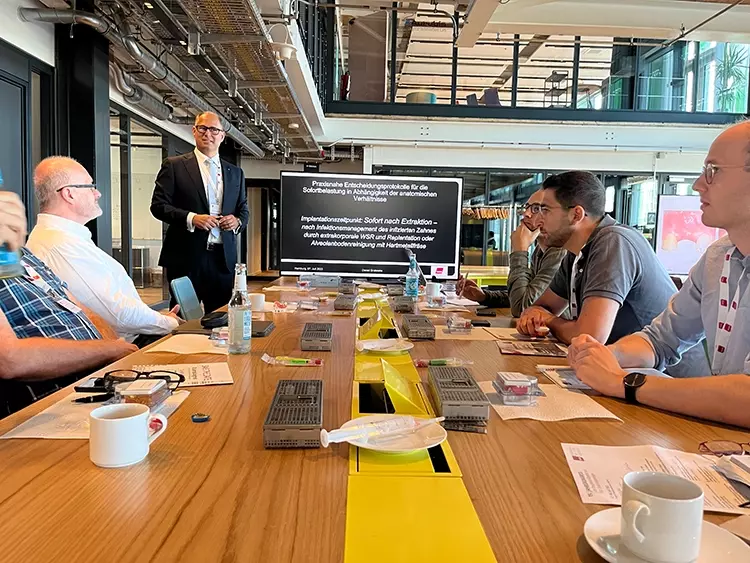 Abb. 2: Am Freitagvormittag fanden 12 verschiedene Table Clinics und 6 Workshops in
Kooperation mit Industriepartnern der DGOI statt, hier mit Prof. Dr. Daniel Grubeanu,
Präsident der DGOI.