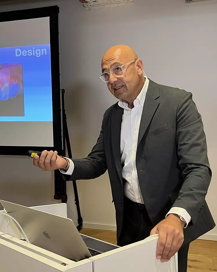 Abb. 3: An den 2 Tagen referierten über 35 Top-
Experten aus dem In- und Ausland, darunter
Dr. Galip Gürel, Istanbul. Das Thema seiner
Keynote Lecture war der komplett digitale
Workflow.