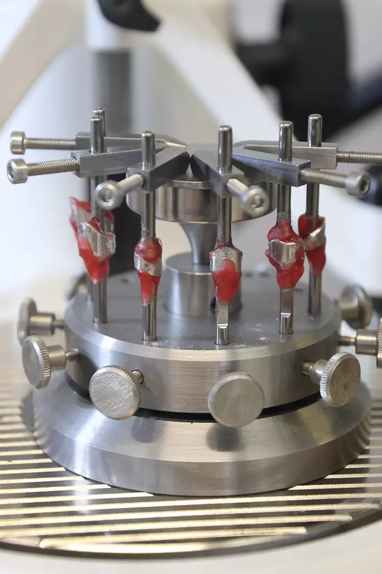 Abb. 3: Primärteleskope händisch feingefräst.