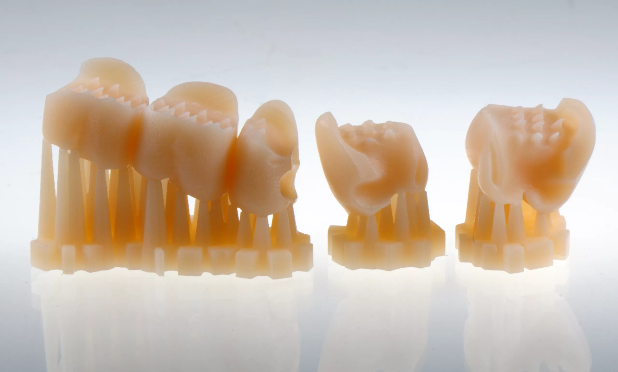 Abb. 3: 3D-Druck der Ersatzzähne aus VarseoSmile Teeth-Material (BEGO).