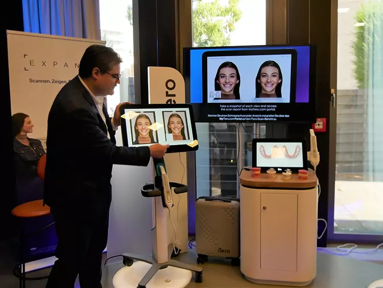 Abb. 3: In der Expo Area wurde der neue Outcome Simulator Pro (IOSim Pro) vorgeführt. Dieses Kommunikationstool der Align Digital Platform führt Patienten das wahrscheinliche Ergebnis der Aligner-Behandlung vor Augen.