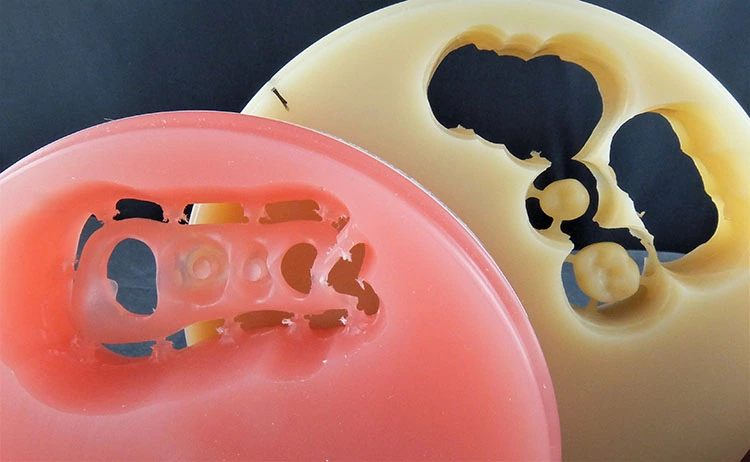 Abb. 3: Eldy Plus® rosa 2 Ronde und zahnfarbene PMMA-Ronde (M-PM®-Disc), um Basis und Zähne zu fräsen.