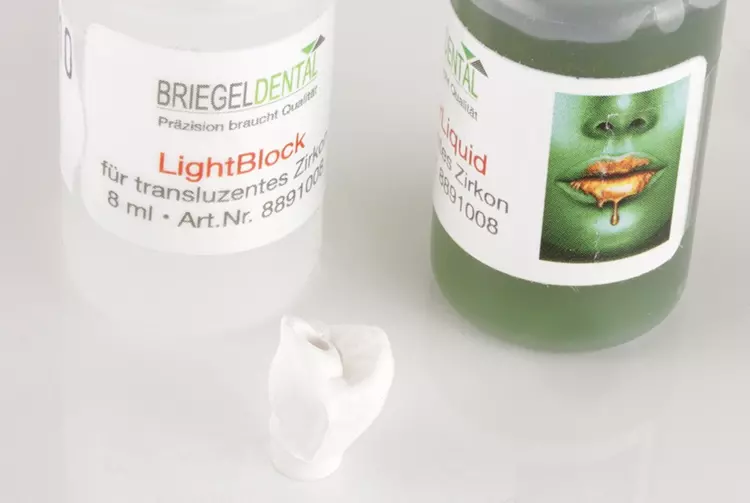 Abb. 3: Opakisieren der Klebeflächen (Schraubenkanal) mit einem Lichtblocker (LightBlock) zum Maskieren der Titanbasis.