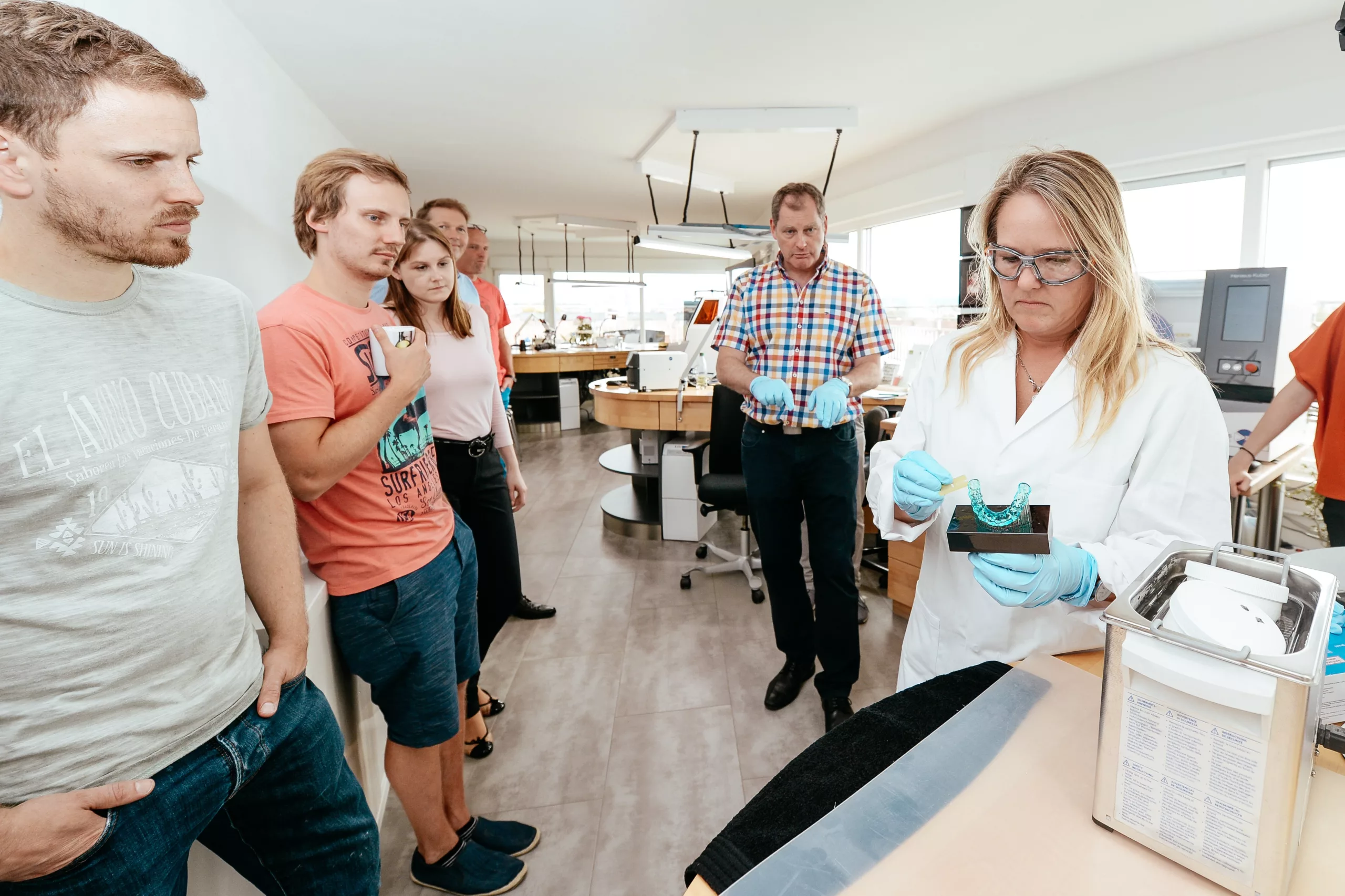 Sabine Dinges löst das Druckobjekt mit einem Kunststoffschaber vorsichtig von der Bauplattform.