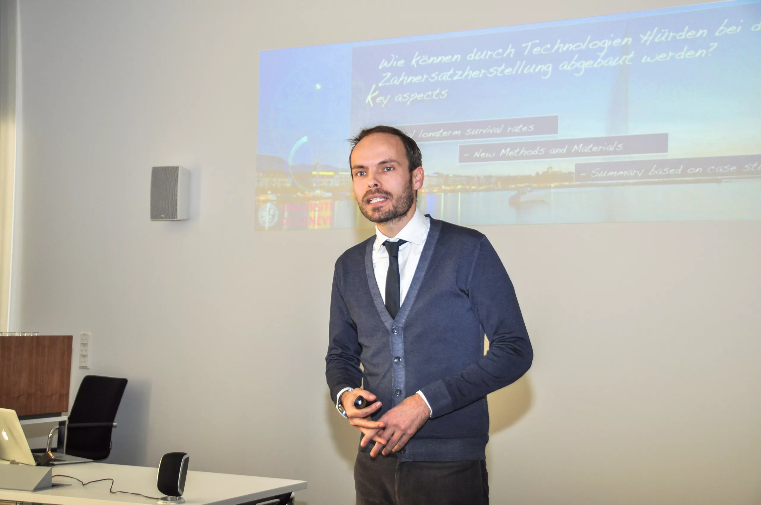 Vincent Fehmer, ZTM an der Universität Genf, stellte neue Materialien und digitale Konzepte vor, die den zahntechnischen Alltag erleichtern – darunter die abwinkelbaren Schraubenkanäle der cara I-Bridge und cara I-Bar.