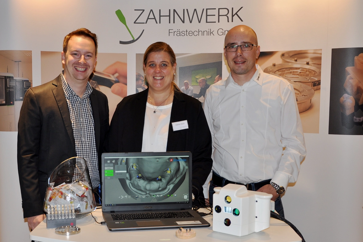 Vertreter von Imetric und ZAHNWERK Frästechnik präsentierten einen extraoralen Scanner speziell für die Implantologie.