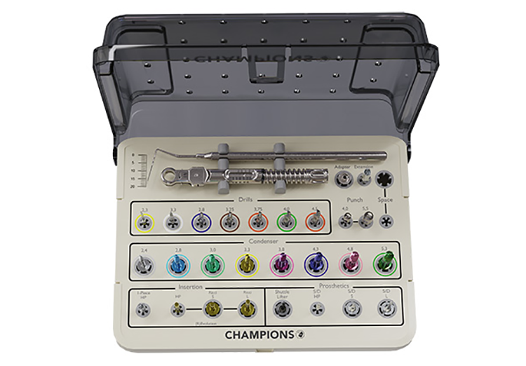 Abb. 3: In der 2. Reihe des CHAMPIONS OP-Trays befinden sich die Condenser:
Erreicht man im weichen Knochen, z. B. handfest (etwa 20 Ncm), mit
dem blauen Condenser (Durchmesser 4,3 mm) eine Primärstabilität, so inseriert
man ein Implantat mit einem Durchmesser von 4,5 mm. Auch die Länge des benötigten
Implantats kann man gut mit den Condensern intraoperativ einschätzen.