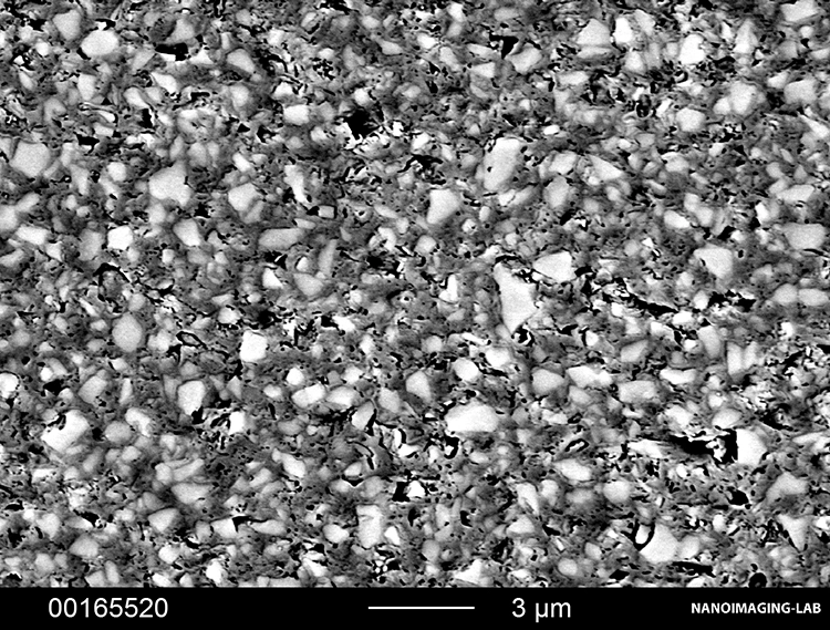 Abb. 3: Typische Gefüge dentaler Befestigungsmaterialien. Füller (hell) sind in eine Kunstharzmatrix (dunkel) eingebettet. f: Vita Adiva F-Cem (Vita).