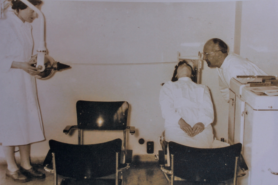 Abb. 1: Ein Röntgen-Szenario in der Praxis Bimler um 1938 in Breslau. Hans Peter Bimler hat das hier abgebildete Foto gemacht, rechts im Bild der Vater Dr. Walter Bimler.