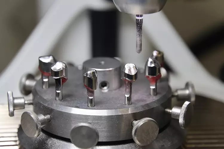 Abb. 4: Zur Neuanfertigung der Teleskoparbeit mittels Fräs-Technologie wurde
die Sekundärkonstruktion neu CAD-designt.