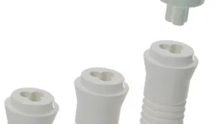 Das zweiteilige Patent™-Implantat ist in Längen ab 7 mm verfügbar. Ein Glasfaser-Postt wird supragingival sicher mit Relyx Unicem (3M Espe) und ohne Bondingsysteme in die „C-Connection“ eingeklebt.