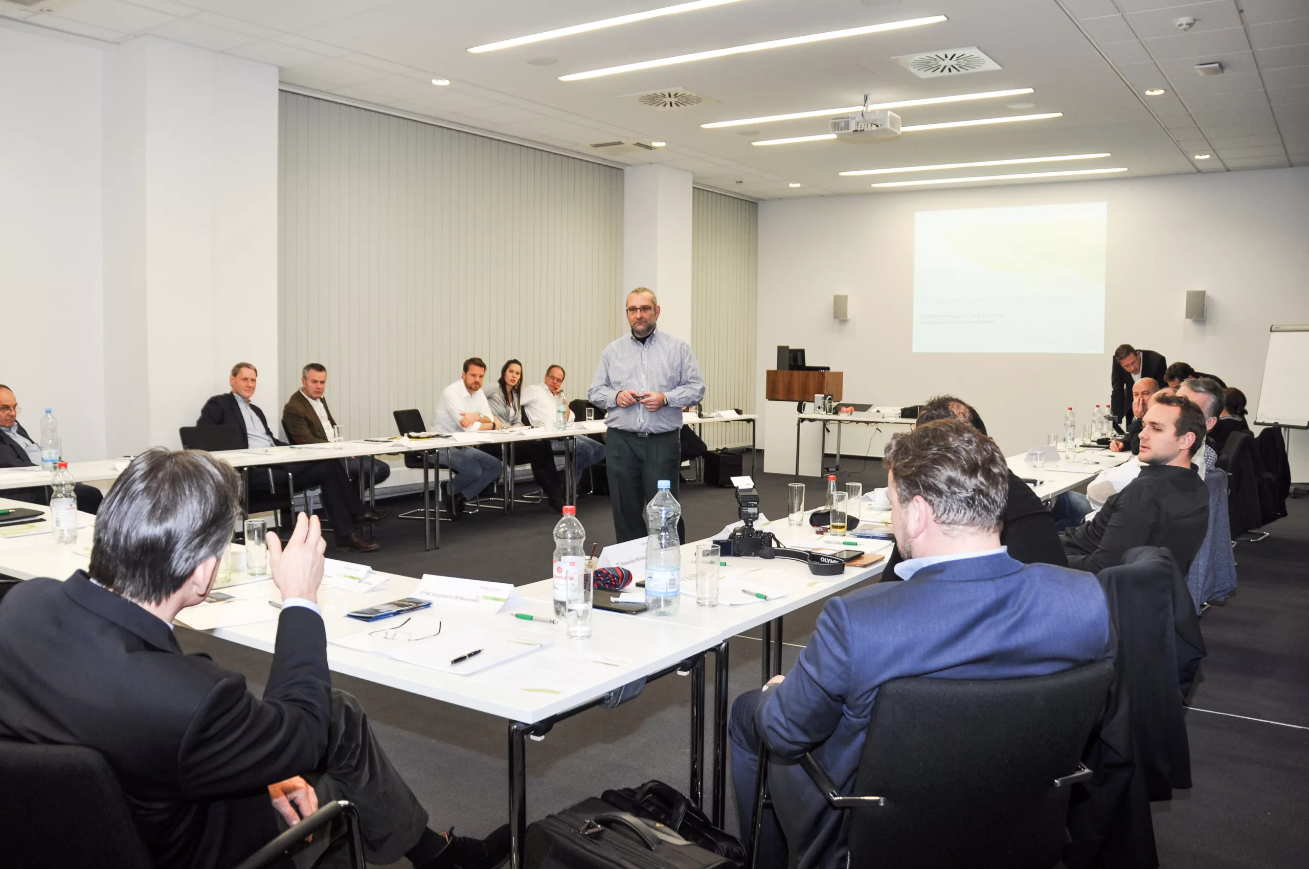 In großer Runde diskutierten die Teilnehmer mit Dr. Ulrich Koops, Global Product Manager im Bereich Digital Fixed Prosthetics, die Produkteigenschaften des cara 3D-Druckers.