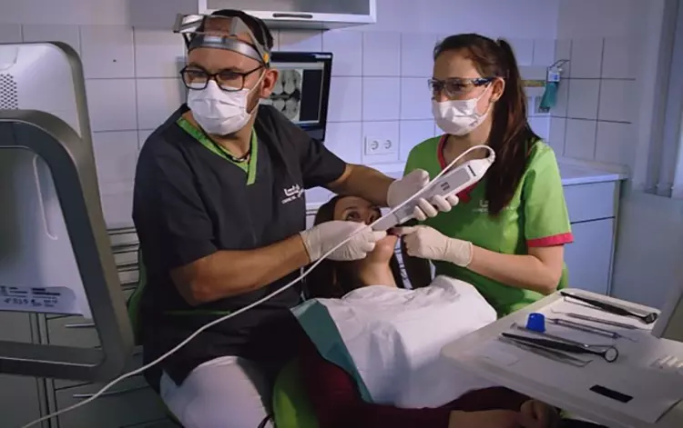 Abb. 4a: Das Scannen in der Sitzposition hinter dem Patienten und vor dem Patieten.