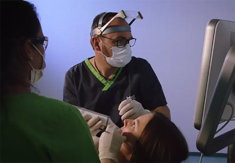 Das Scannen in der Sitzposition hinter dem Patienten und vor dem Patienten.