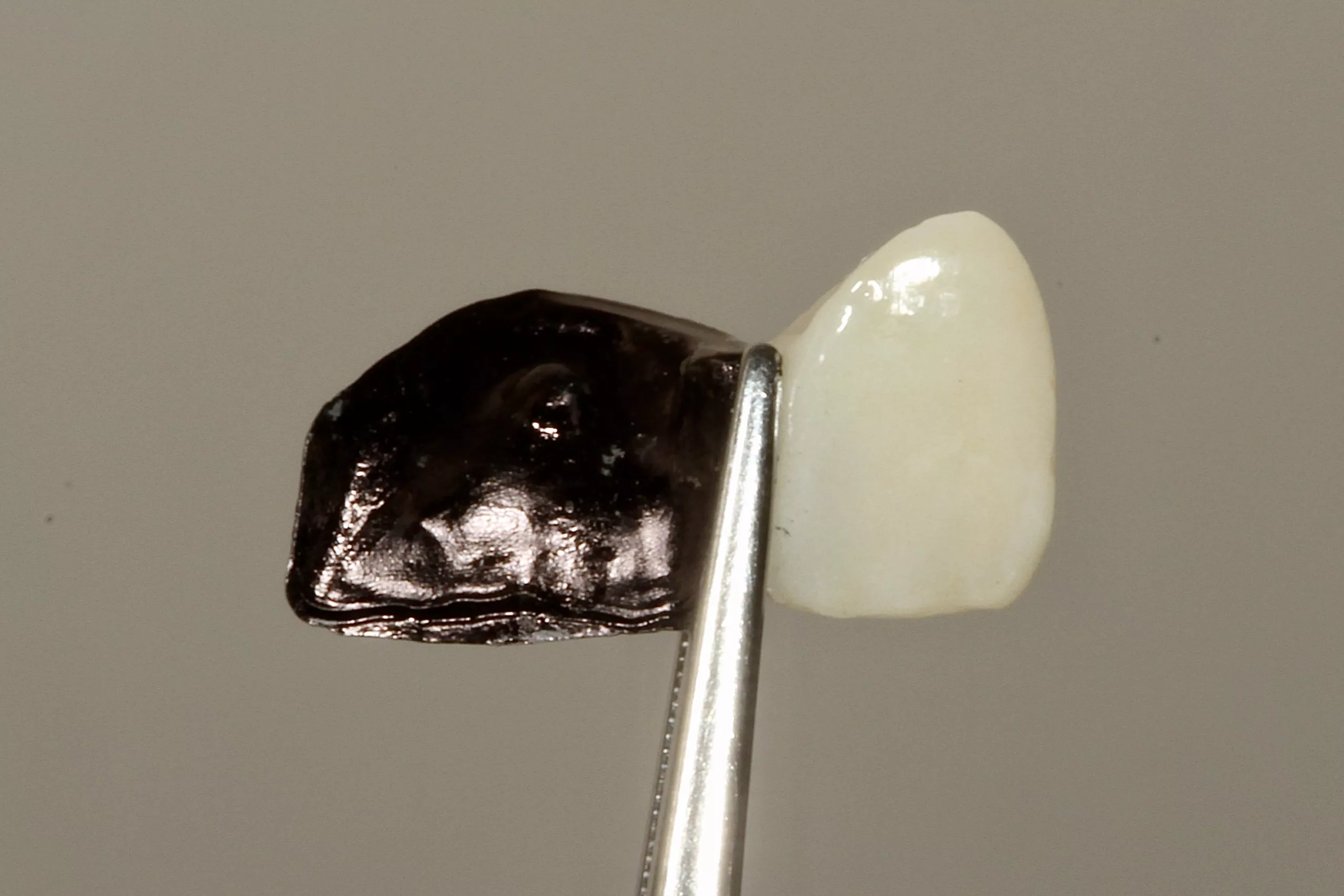 Abb. 39: Farbliche Markierung der Klebeflügel vor dem Abstrahlen.