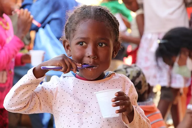 Abb. 5: Jeden Tag wird nach dem Essen gemeinsam mit den Kindern die Zähne geputz.t