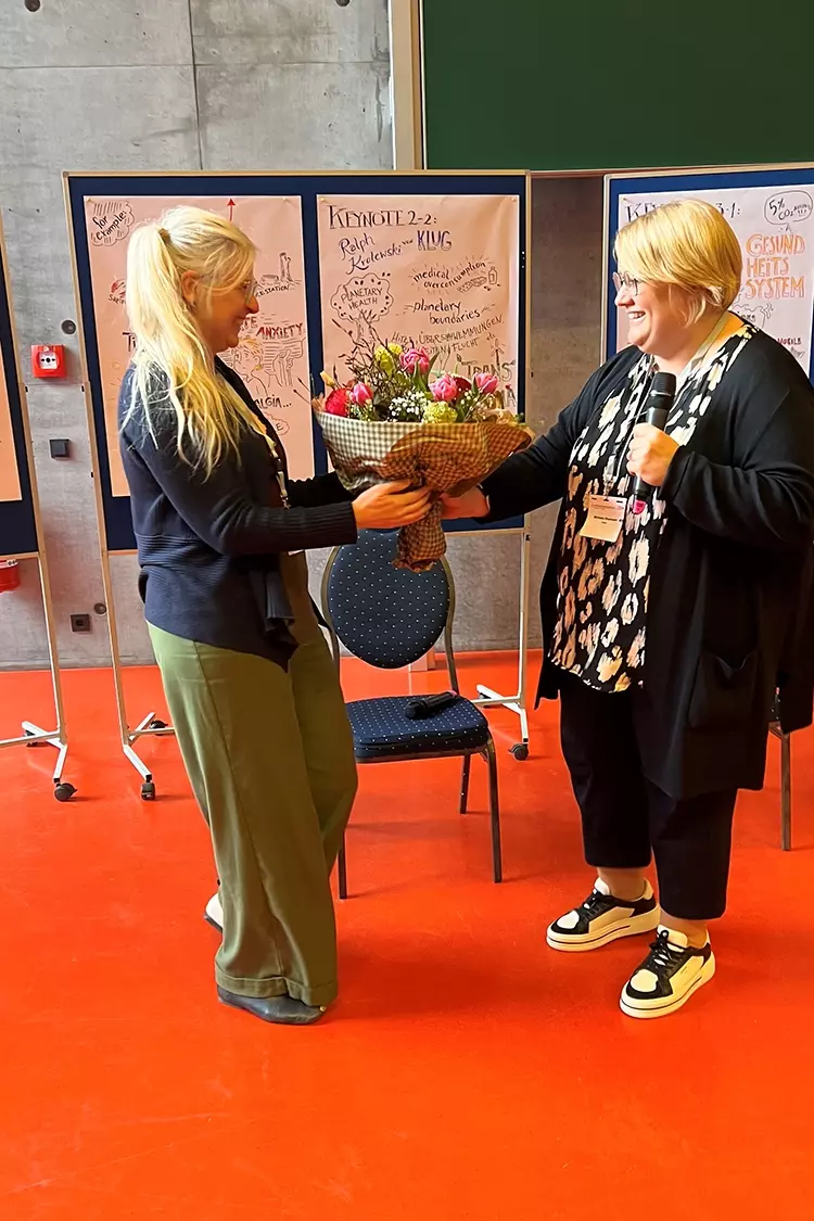 Abb. 4: Die neue Vorsitzende des EbM-Netzwerks Dr. Michaela Eikermann
(rechts) würdigte ihre Vorgängerin Prof. Tanja Krones.