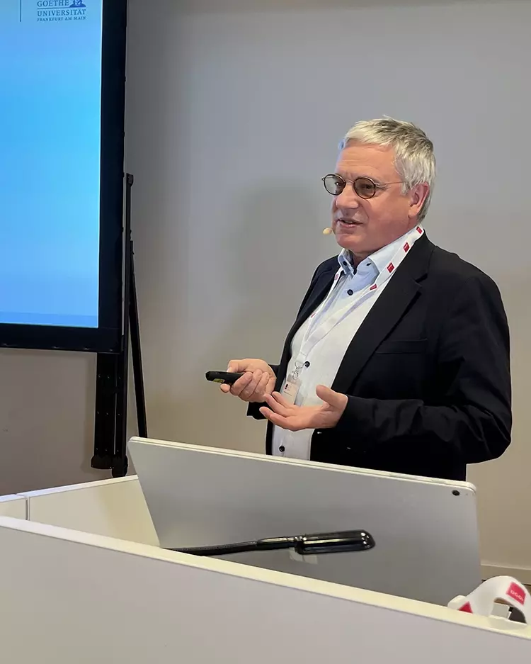 Abb. 5: Das Thema von Priv.-Doz. Dr. Paul
Weigl, Frankfurt am Main, war „Implantologie
neu gedacht – minimalinvasive und effiziente
Innovationen von der Insertion bis zum Erhalt
des periimplantären Weichgewebes“.