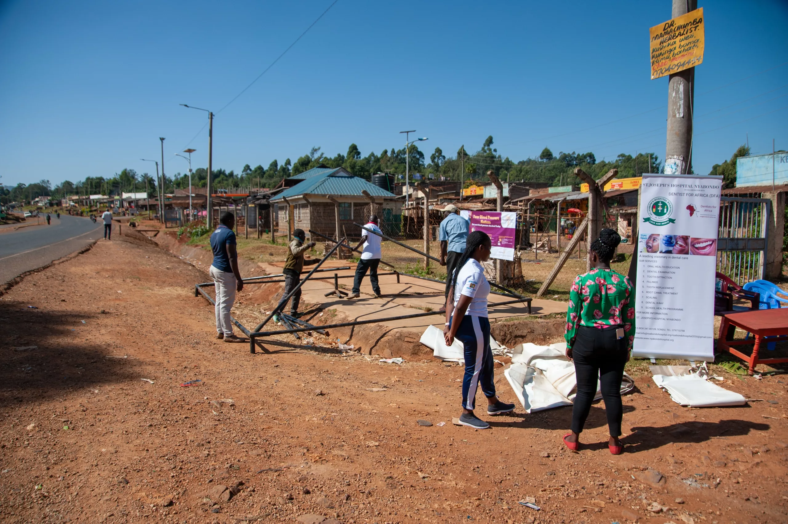 Zeltaufbau an der Straße für den mobilen Einsatz.