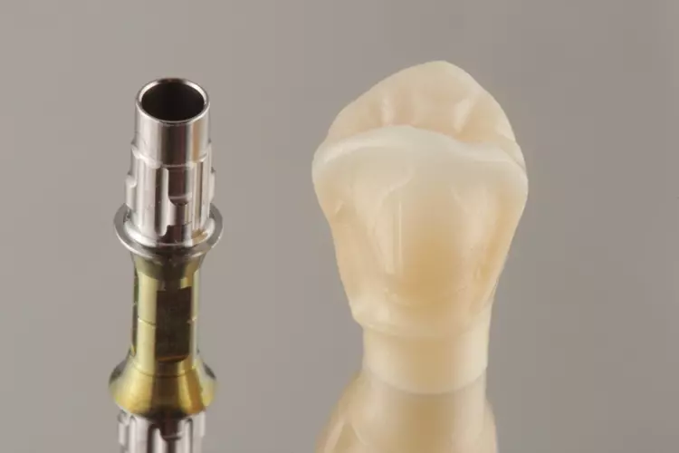 Abb. 5a: Krone aus NexxZr T Multi-Zirkonoxid und dazugehöriges Abutment direkt nach dem Sinterprozess.