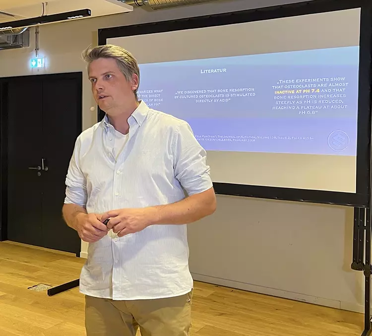 Abb. 6: Dr. Philip Stehling, Neumünster, stellte „die 10
häufigsten Fehler zum Thema Blutkonzentrate in der oralchirurgisch-
implantologischen Praxis“ vor.