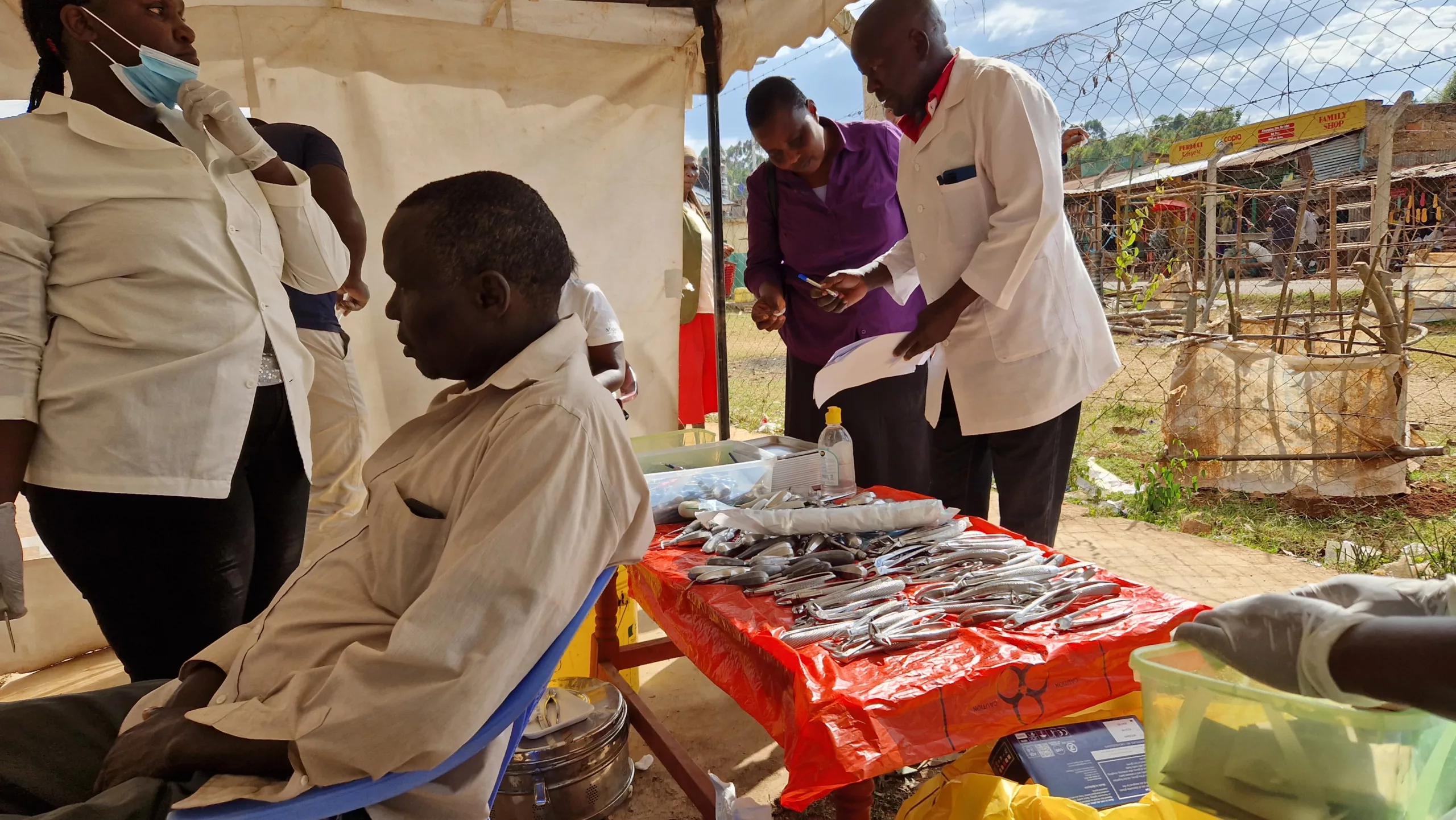 Bei einem mobilen Einsatz finden die Untersuchungen und Behandlungen
sozusagen wie am Fließband satt.
