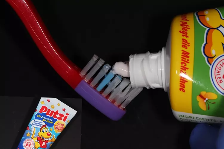 Abb. 7: Eine nichtrepräsentative Besichtigung der
Drogerie- und Supermarktregale erbrachte eine
Kinderzahnpaste mit 1.000 ppm Fluorid und dünner
Öffnung für eine einfache Dosierung in Reiskorngröße
vom ersten Zahn an.