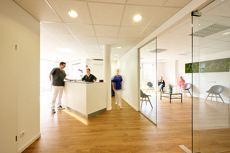 Abb. 7: 2 der 5 neuen Behandlungszimmer mit neuem Fußbodenbelag und neuer schwedischer Behandlungszeile.