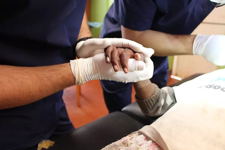 Abb. 7: Für die meisten Menschen war es die erste Zahnbehandlung, so galt es Ängste zu nehmen und sensibel vorzugehen.