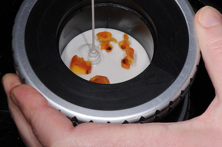 Abb. 12: Nach dem 3D-Druckprozess erfolgte das Reinigen und Härten der Bauteile sowie das Einbetten in der trixpress™-Muffel.