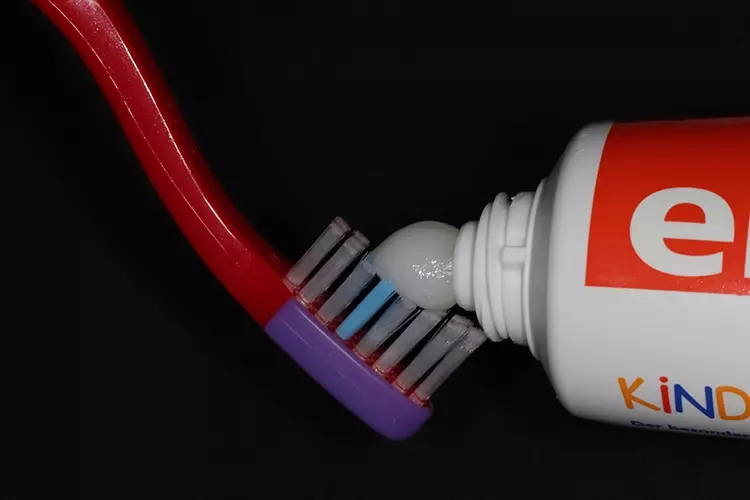 Abb. 8: Andere Zahnpasten mit 1.000 ppm Fluorid
haben eine größere Öffnung und sind schwerer in
Reiskorngröße – durchaus aber in Erbsengröße
– dosierbar und daher ab einem Alter von 2 Jahren
vorgesehen.
