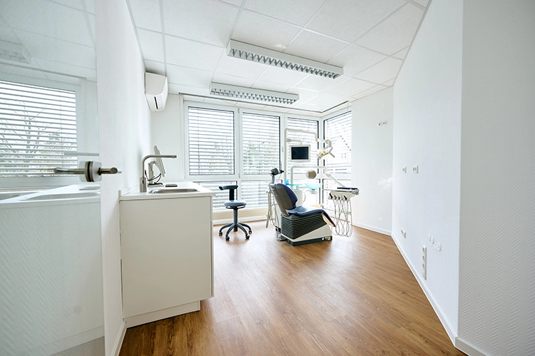 Abb. 8: 2 der 5 neuen Behandlungszimmer mit neuem Fußbodenbelag und neuer schwedischer Behandlungszeile.