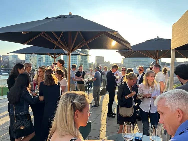 Abb. 8: Das Get-together am Freitagabend fand auf
der Dachterrasse der Kongresslocation Factory Hammerbrooklyn
statt.