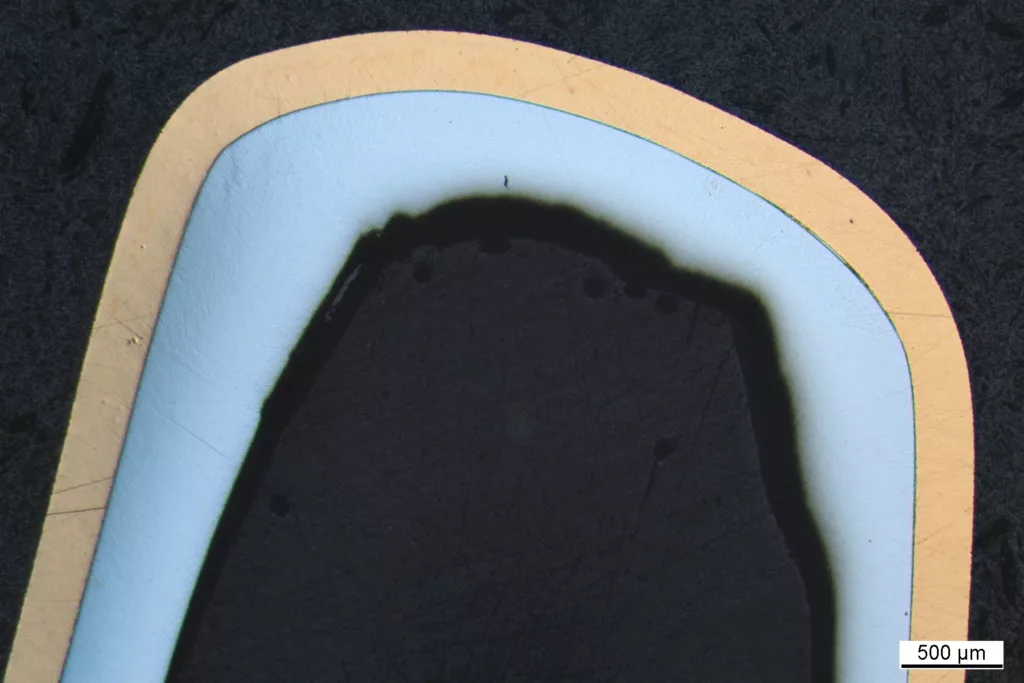 Abb. 14: Eine gleichmäßig dünne Lackschicht ermöglicht den Adhäsionseffekt zwischen Primärteil, Speichel und Sekundärteil. Je schmaler der Spalt, desto höher die Haftkraft.