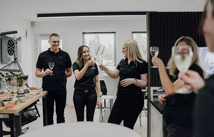Abb.6-9: Selbst gezeichnete Mitarbeiter-Portraits und Dartscheibe für zwischendurch: Gemeinsam mit dem gesamten Laborteam wurden die neuen Räumlichkeiten
gestaltet.