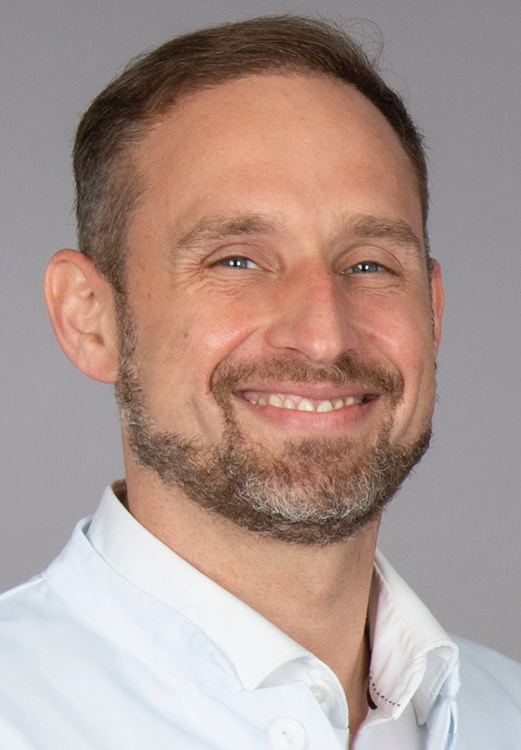 Univ.-Prof. Dr. Dr. Peer W. Kämmerer, M.A., FEBOMFS
Leitender Oberarzt/Stellvertretender Direktor der Klinik und Poliklinik für Mund-, Kiefer- und Gesichtschirurgie an der Universitätsmedizin der Johannes Gutenberg-Universität Mainz
peer.kaemmerer@unimedizin-mainz.de