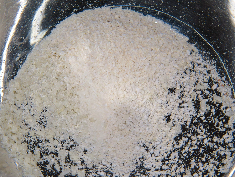 Abb. 13: Vorbereiten des Knochenersatzmaterials (Mischung cerabone®/maxgraft®, Botiss).