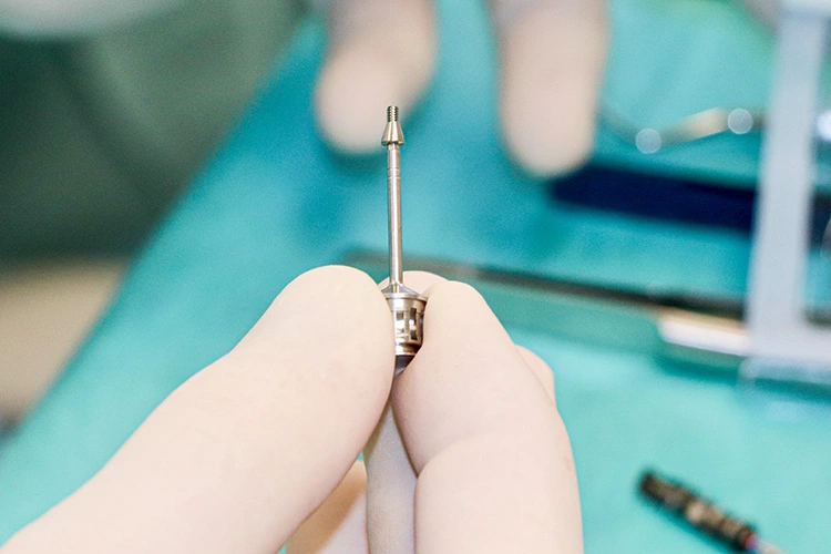 Abb. 14: Konische Abdeckschraube Medentika Microcone. Sie wird handfest mit 5 bis 10 Ncm in das Implantat eingedreht.