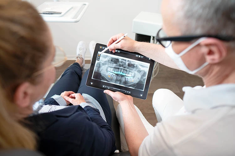 Die Software dentalXrai ist in die Praxiskommunikationsplattform infoskop eingebunden und dort – inklusive der Editierfunktion und des Downloads der Dokumentation – sehr einfach und intuitiv zu bedienen. Das Röntgenbild mit eingeblendeten Detektionen