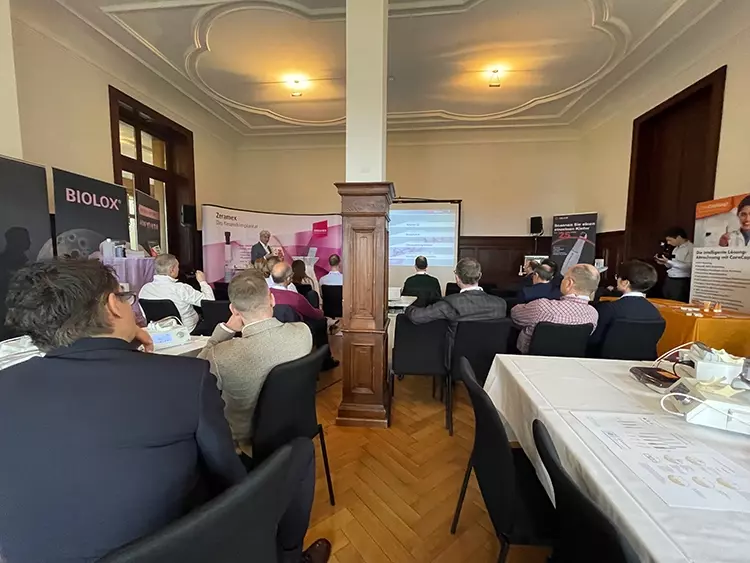 Abb. 1: Dr. Jens Tartsch leitete eine Breakout Session zum Thema „Das Zeramex
XT Implantatsystem“.